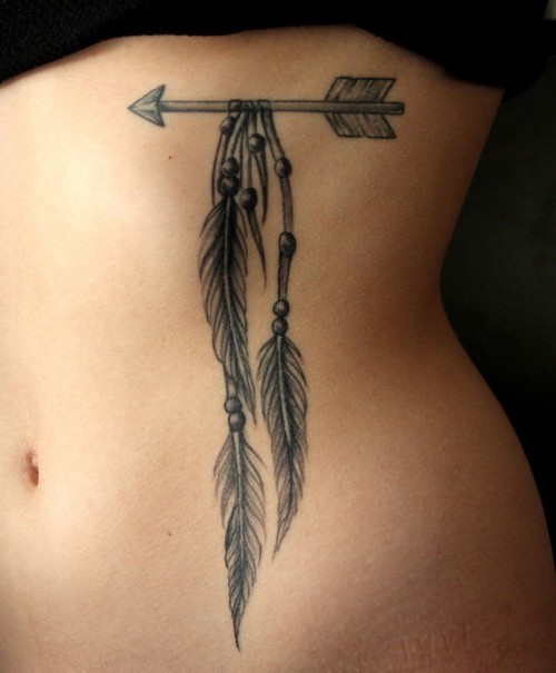 腹部一个印度箭头羽毛和珠子纹身图案