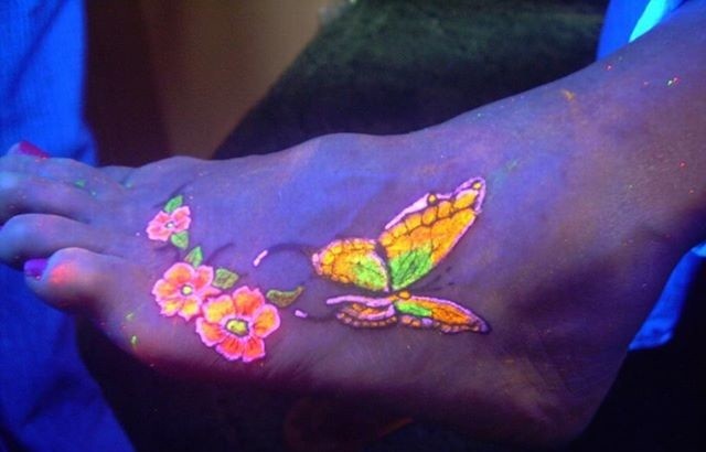 脚背彩色的荧光蝴蝶纹身图案