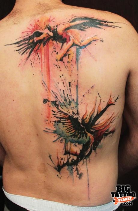 背部漂亮的彩色飞翔伊卡洛斯泼墨纹身图案