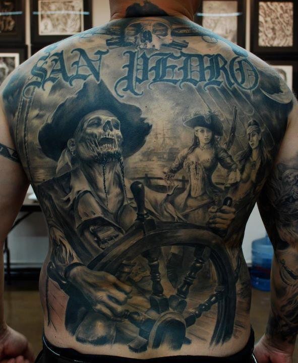 满背很酷的海盗骷髅头盔纹身图案
