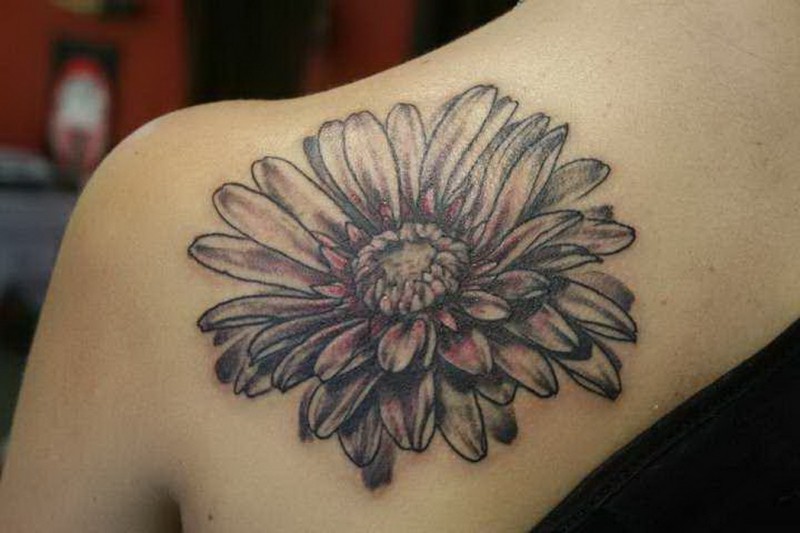 女生背部黑白雏菊花纹身图案