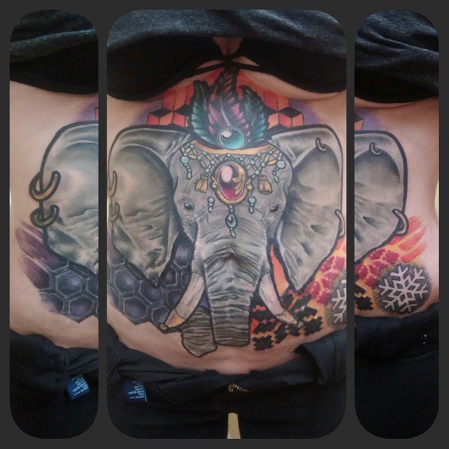 腹部插画风格的大象与珠宝纹身图案