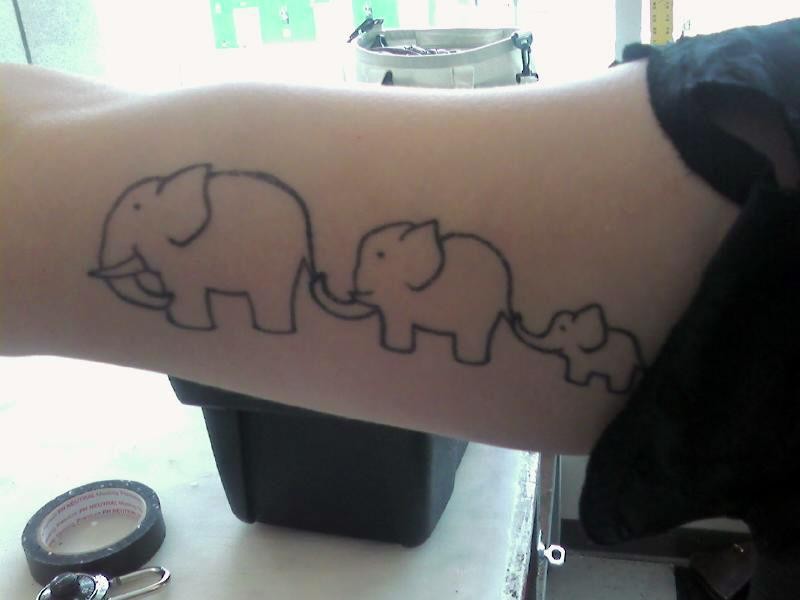 大臂可爱的简单线条大象家庭纹身图案