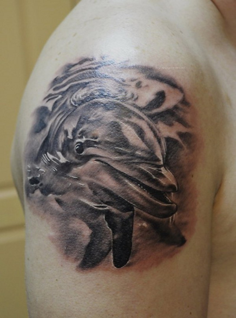 肩部非常精美的黑白海豚纹身图案