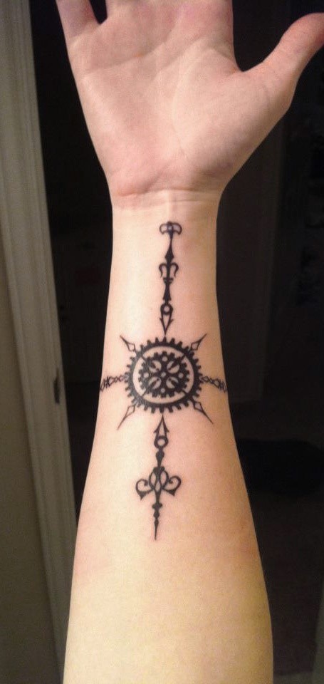 手臂神秘部落风格的黑色太阳纹身图案
