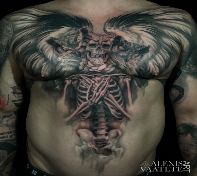 胸部令人印象深刻黑白骷髅骨骼与翅膀纹身图案