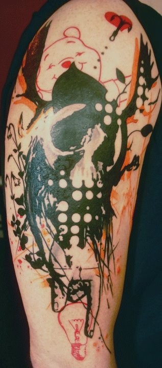 手臂罕见的彩色骷髅与鲜花和卡通熊纹身图案