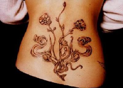 背部黑色的生长花朵纹身图案