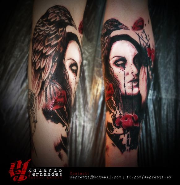 手臂彩色的妇女肖像和乌鸦纹身图案