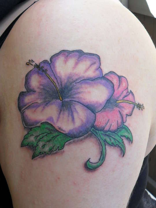 紫色的夏威夷芙蓉花手臂纹身图案