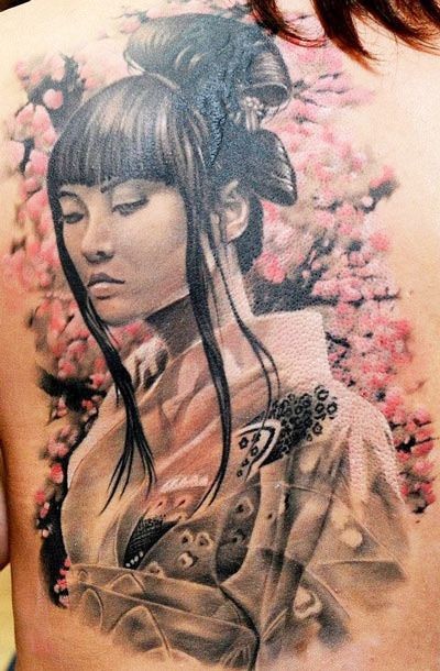 背部写实的彩色亚洲艺妓肖像纹身图案