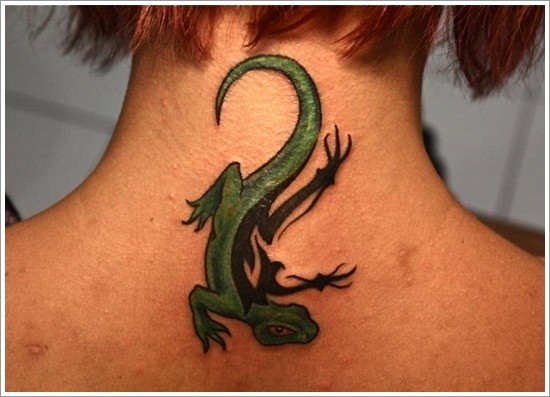 颈部绿色和黑色的蜥蜴纹身图案