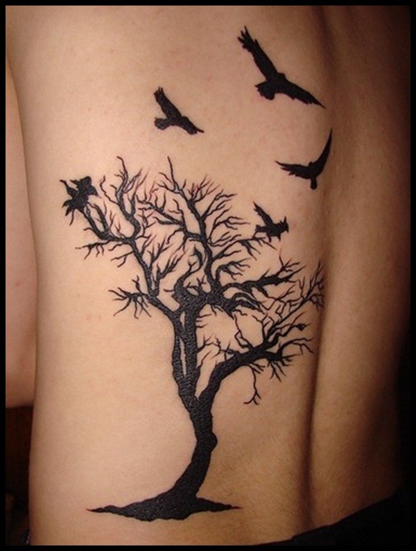 男人背部树和鸟纹身图案