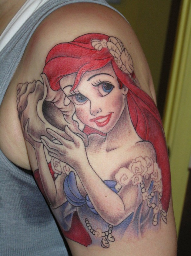 大臂漂亮的彩色卡通美人鱼艾莉尔纹身图案