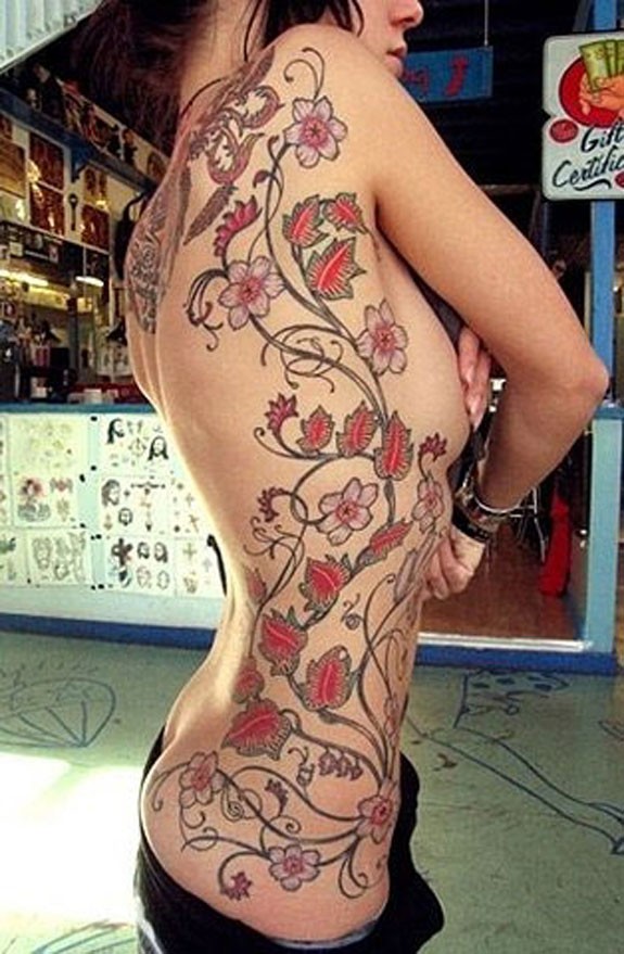 女生侧肋美丽的藤蔓与花卉纹身图案