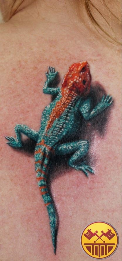 背部超逼真的写实蜥蜴彩绘纹身图案