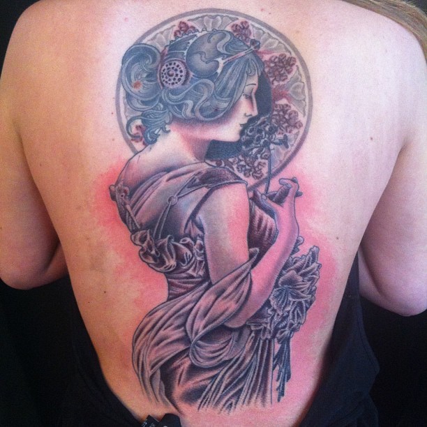 背部惊人漂亮的彩色女人肖像纹身图案