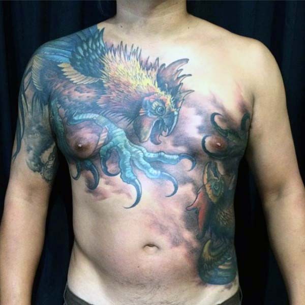 胸部五彩的公鸡纹身图案