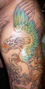 手臂彩翅狮鹫个性纹身图案