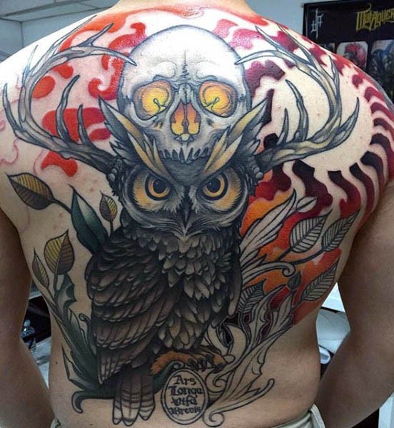 背部奇怪的彩色鹿角恶魔与猫头鹰纹身图案