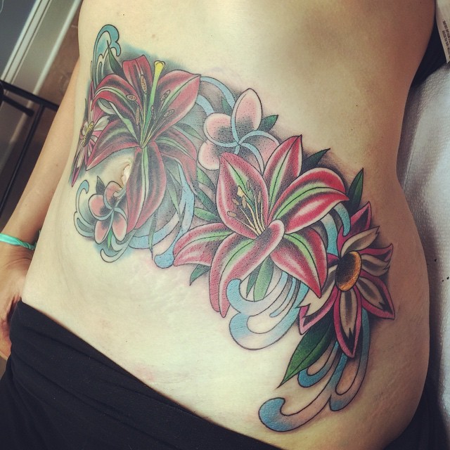 腹部美丽的彩色各种花卉纹身图案