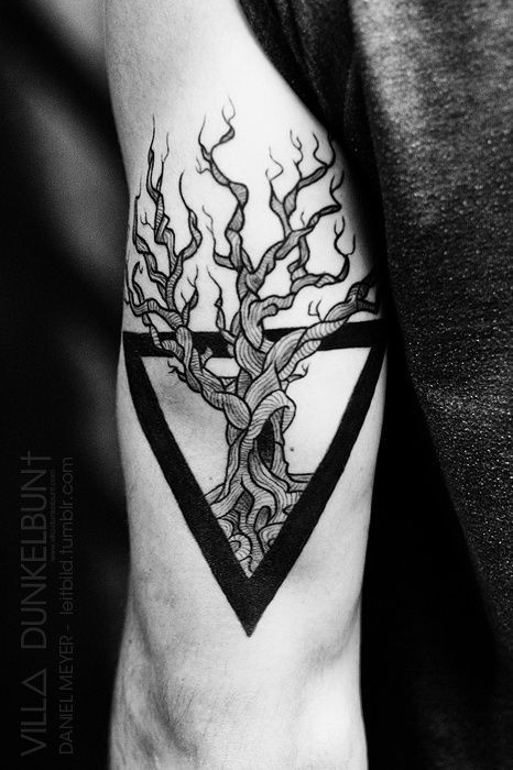 手臂上的黑色几何树纹身图案