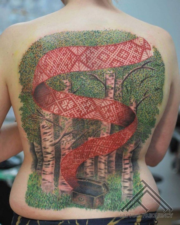 背部彩色的深森林与红丝带纹身图案