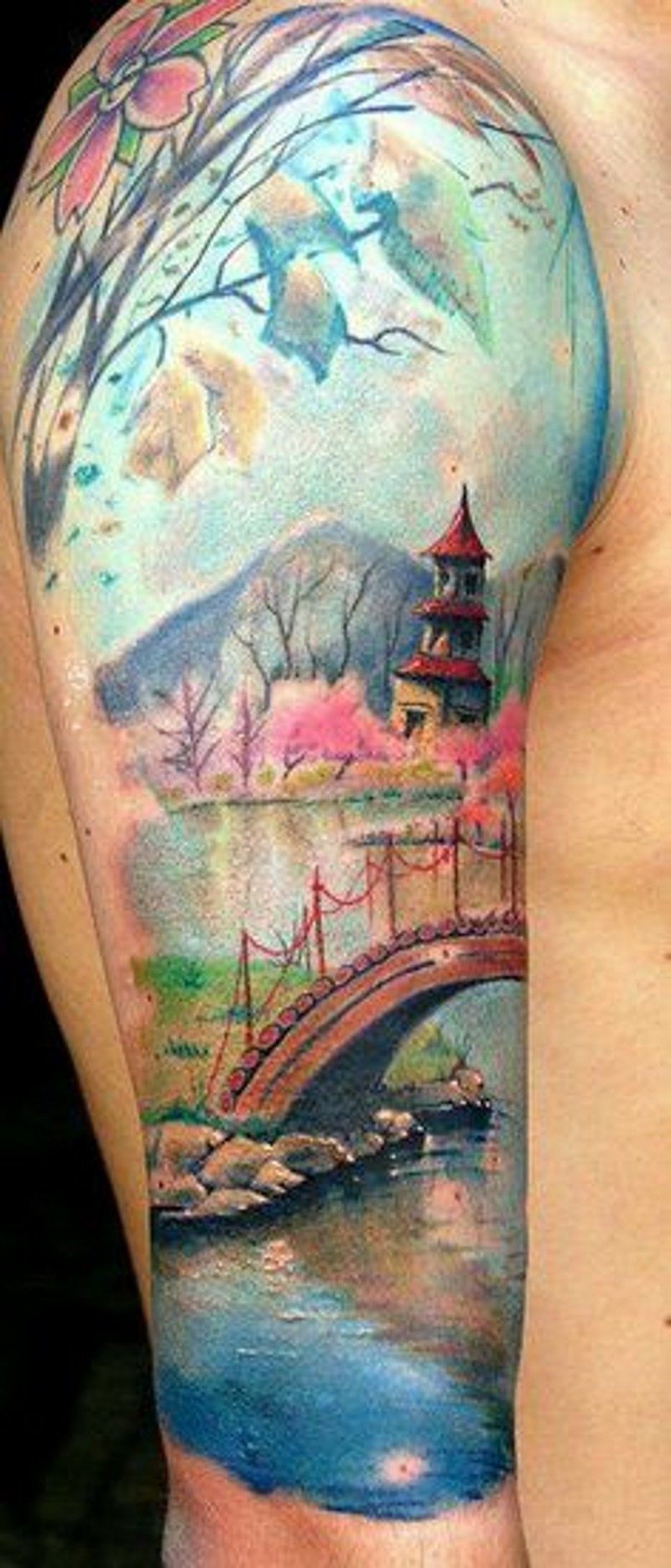 大臂油画一样的亚洲寺庙山脉小河纹身图案