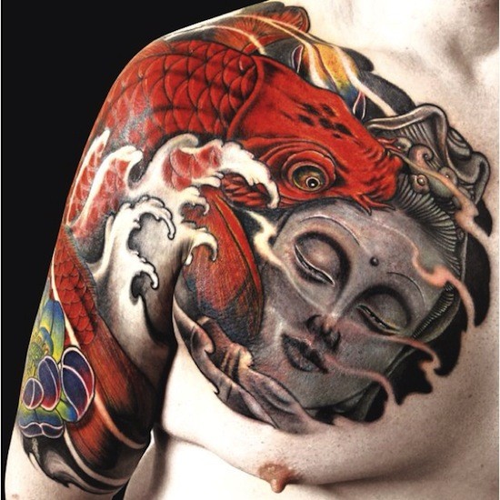 半甲亚洲风格的彩色鲤鱼与如来佛祖纹身图案