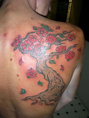 美丽的樱花树彩色背部纹身图案