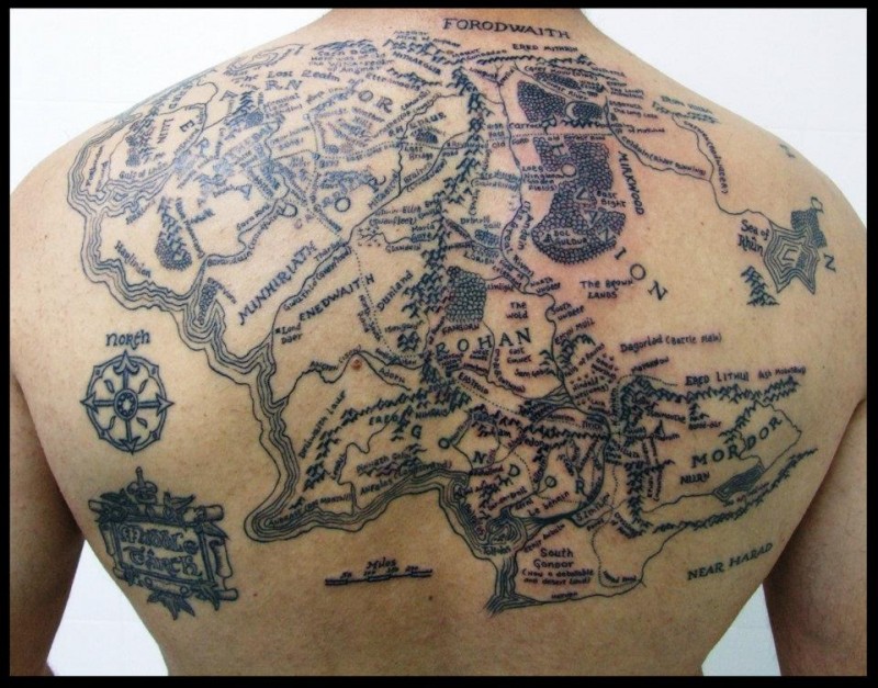 背部华丽细致的黑色世界地图纹身图案