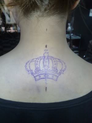 女生背部紫色的皇冠纹身图案