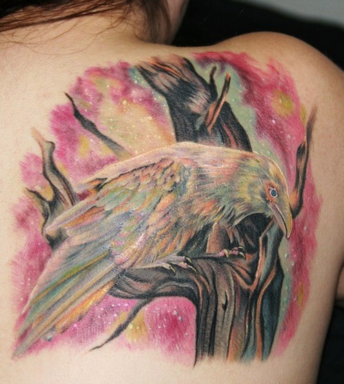 背部美丽的彩色乌鸦纹身图案