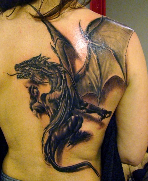 背部黑灰大翅膀的龙纹身图案