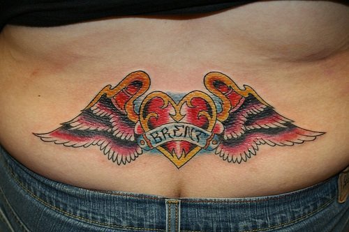 腰部红色心形翅膀和字母纹身图案