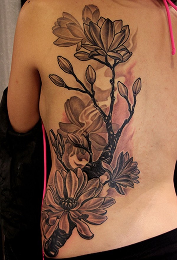 背部新风格美丽的花朵纹身图案