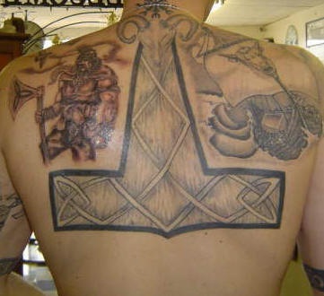 背部维京战士和锤子纹身图案