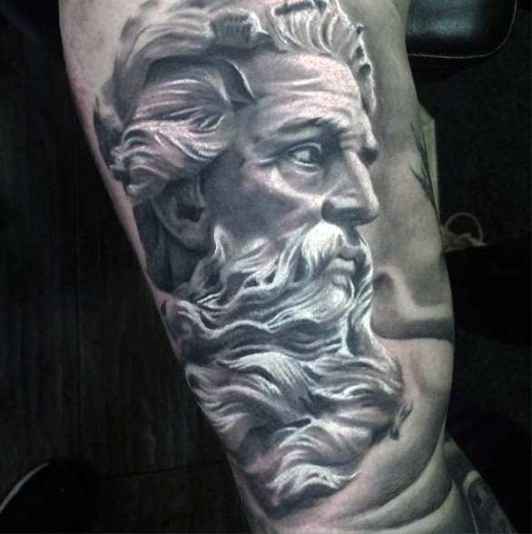 黑白海神雕像写实手臂纹身图案