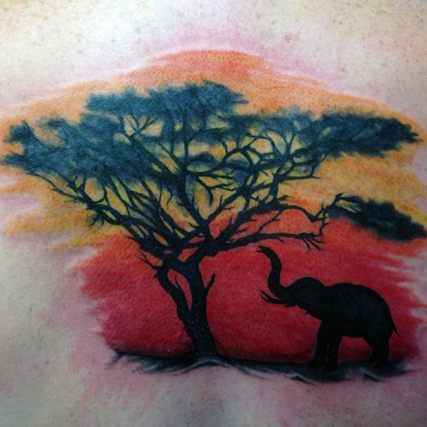 背部有趣的彩色大象和树纹身图案