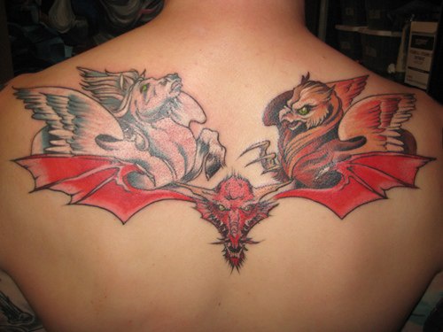 恶魔蝙蝠与马和鹰背部纹身图案