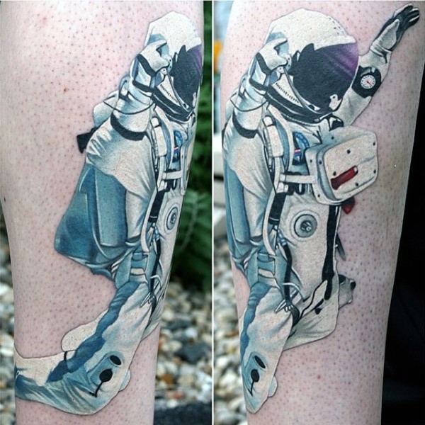 手臂自然的彩色宇航员纹身图案