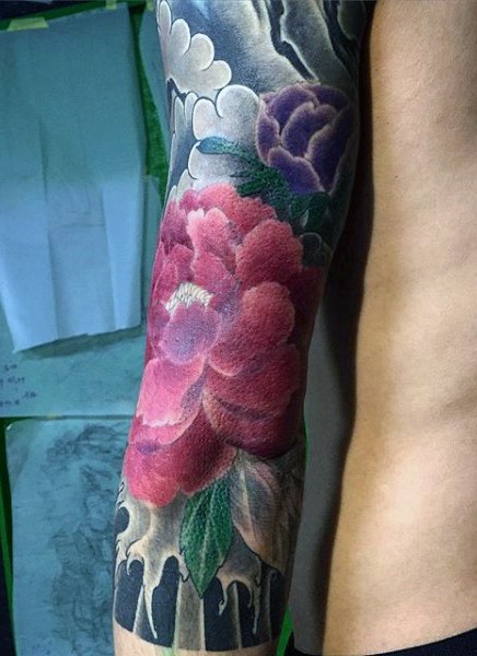 手臂非常漂亮的彩色花朵纹身图案