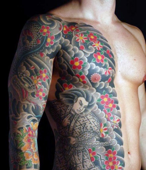 半身巨大的五彩亚洲主题花朵蛇武士纹身图案
