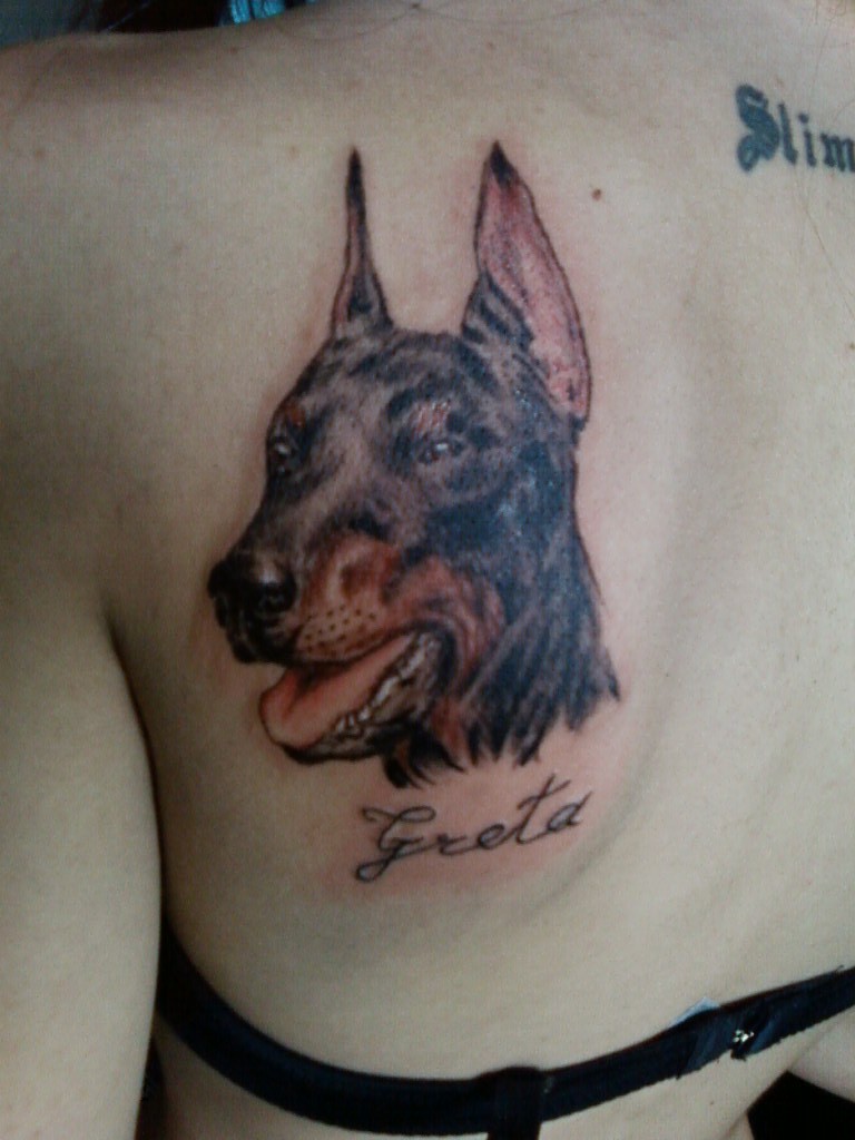 背部杜宾犬头像写实纹身图案