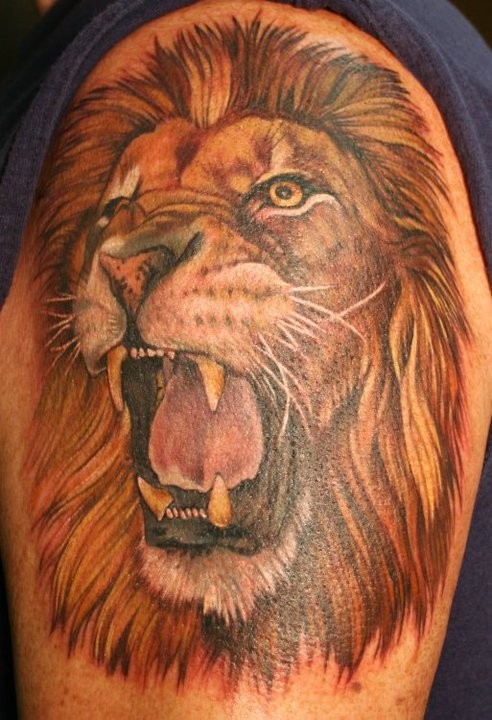 大臂咆哮的狮子头彩色纹身图案