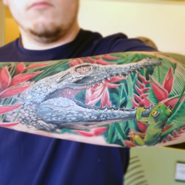神奇的逼真彩色小鳄鱼与青蛙手臂纹身图案
