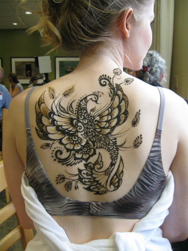 女生背部幻想孔雀纹身图案