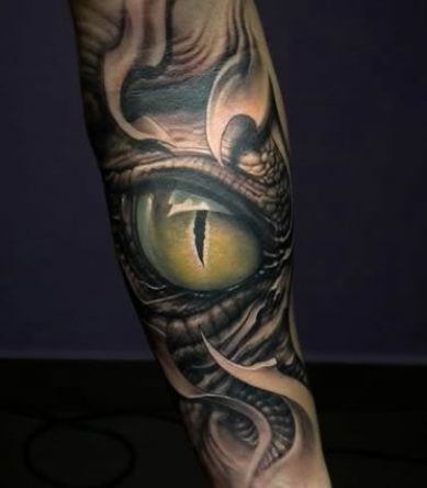 手臂上的蛇眼睛纹身图案