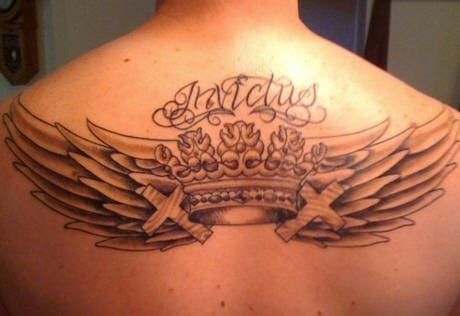 背部翅膀皇冠和十字架纹身图案