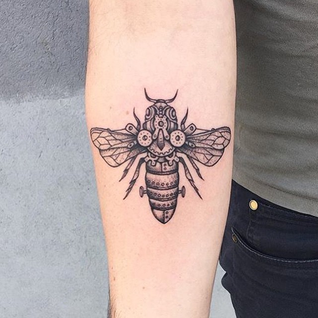 手臂黑色机械蜜蜂纹身图案